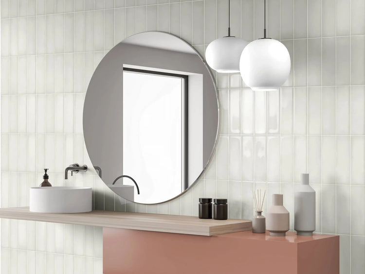 Ghent van Estudio Cerámico, witte wandtegels in een badkamer met ronde spiegel en bollampen
