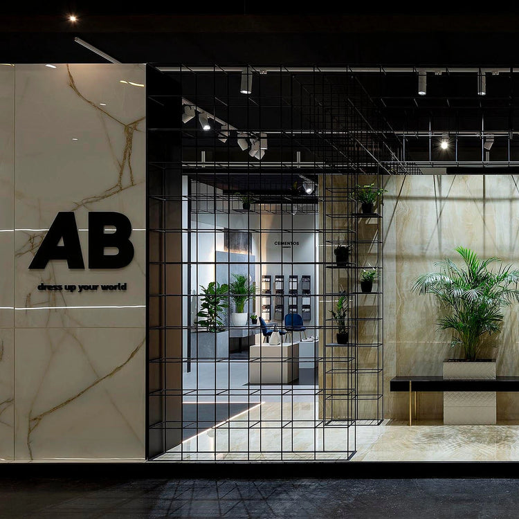 Azulejos Benadresa showroom met een donkere glazen pui en het AB-logo