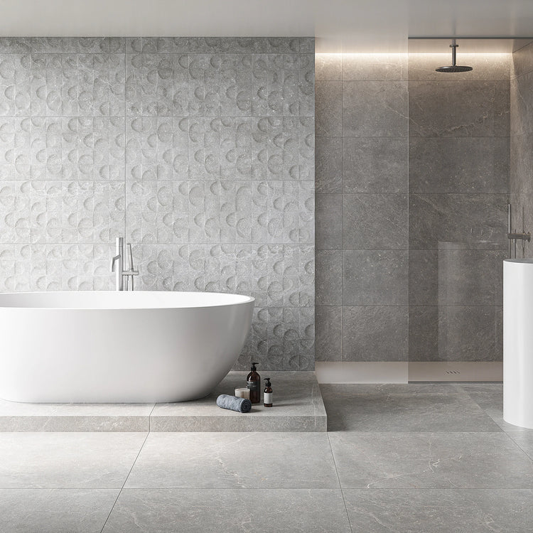 Grijze badkamertegels in een moderne badkamer