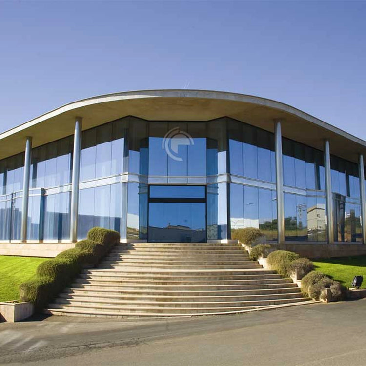 Cerpa Cerámica fabrieksgebouw met gebogen dak en brede trap