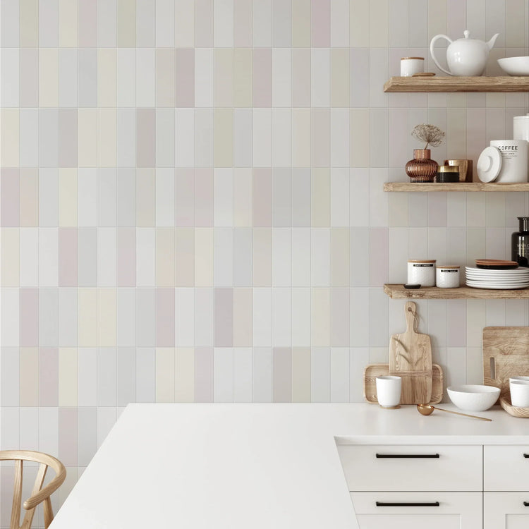 Estudio Cerámico Chalky, witte, roze en zandkleurige wandtegels door elkaar in een keuken met houten wandplanken