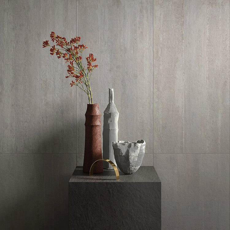 Castelvetro Concept 'Deck Light Grey', lichtgrijze wandtegels met streepstructuur, donker blok met rode vaas en witte vazen