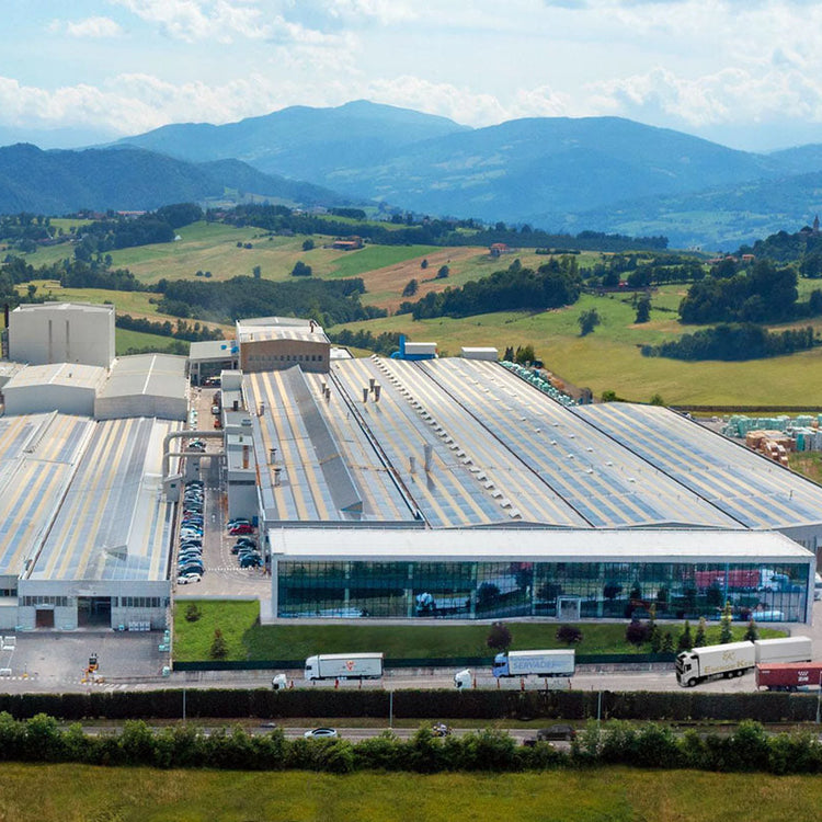 EnergieKer vanuit de lucht, met bergen op de achtergrond