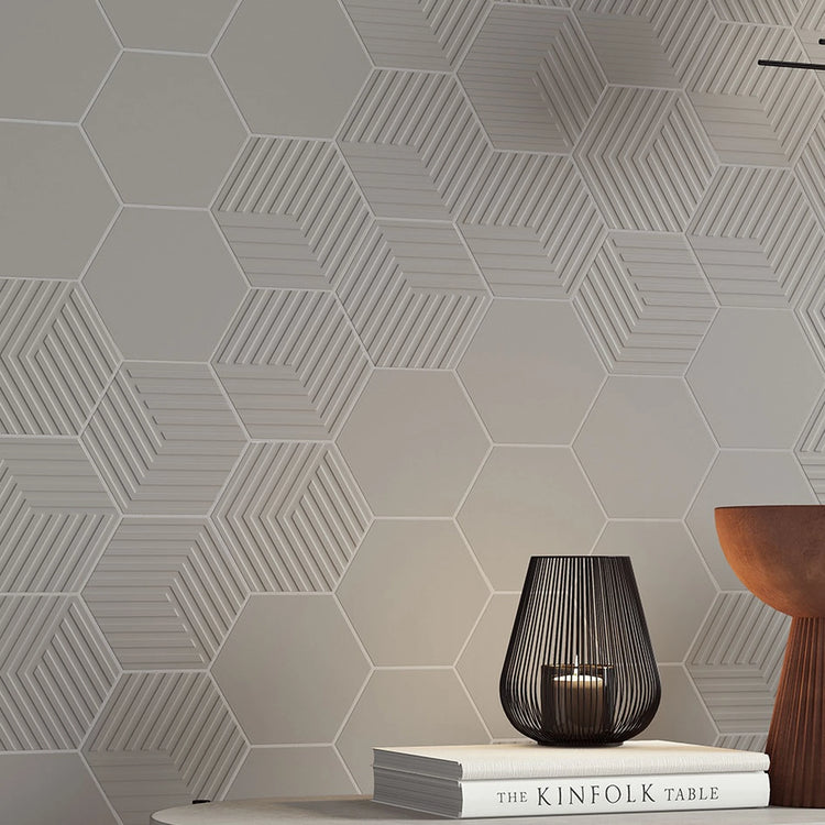 Gallery van Argenta Cerámica, witte hexagon wandtegels met reliëfpatroon en een zwarte vaas