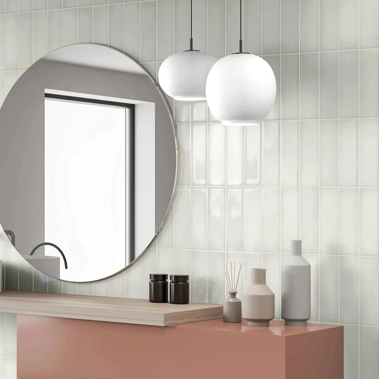 Estudio Cerámico Ghent, witte glanzende wandtegels in een badkamer met ronde spiegel en bollampen