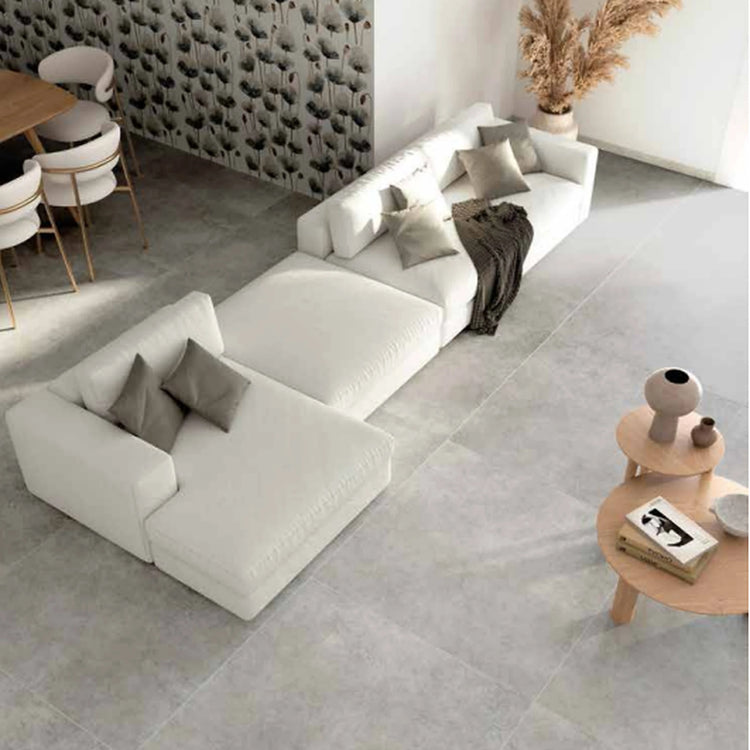 Grey soul van Tuscania, grijze vloertegels in een woonkamer met witte bank en planten