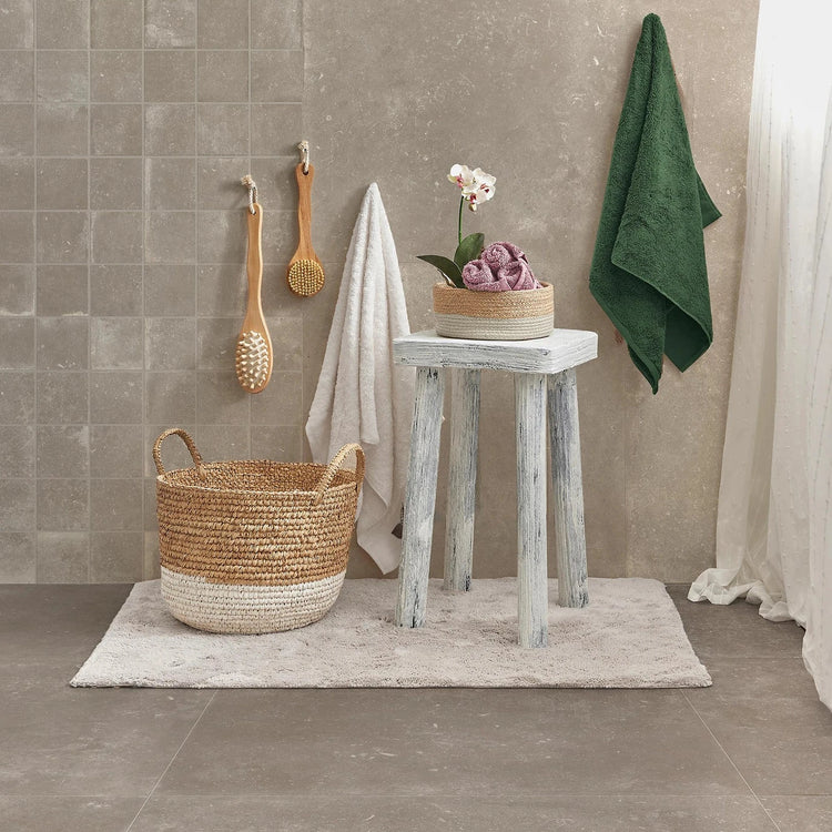 Heritage van Savoia Italia, taupe vloertegels in een lichte ruimte met tafeltje en kleed