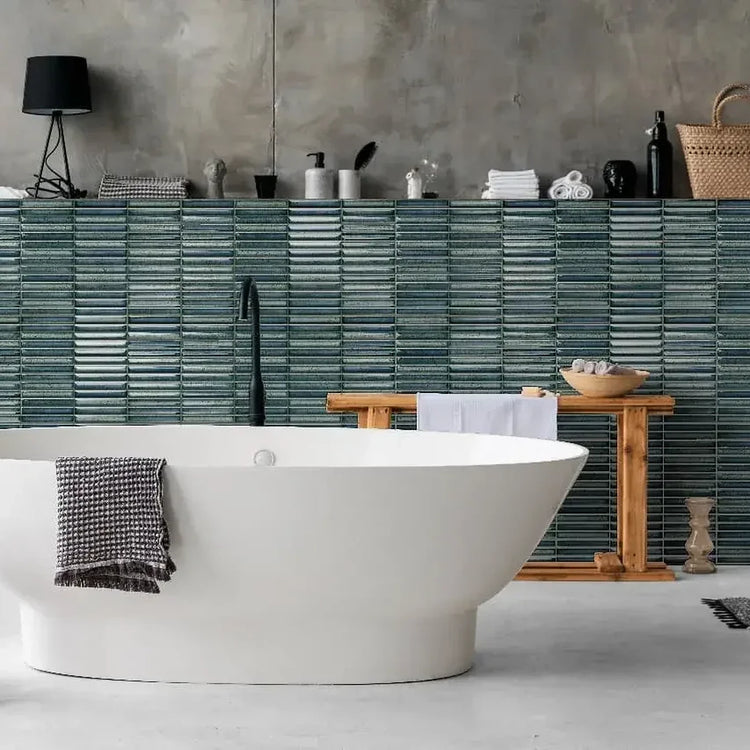 Karatsu van Estudio Cerámico, groene geribbelde wandtegels in een badkamer met vrijstaand bad