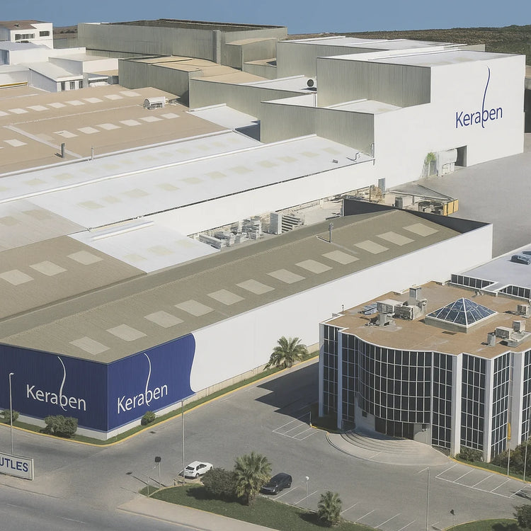 Keraben fabrieksterrein vanuit de lucht met witte productiehallen
