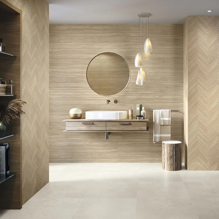 Larchwood van Baldocer Cerámica, beige houtlook wandtegels met ribbelreliëf in een badkamer