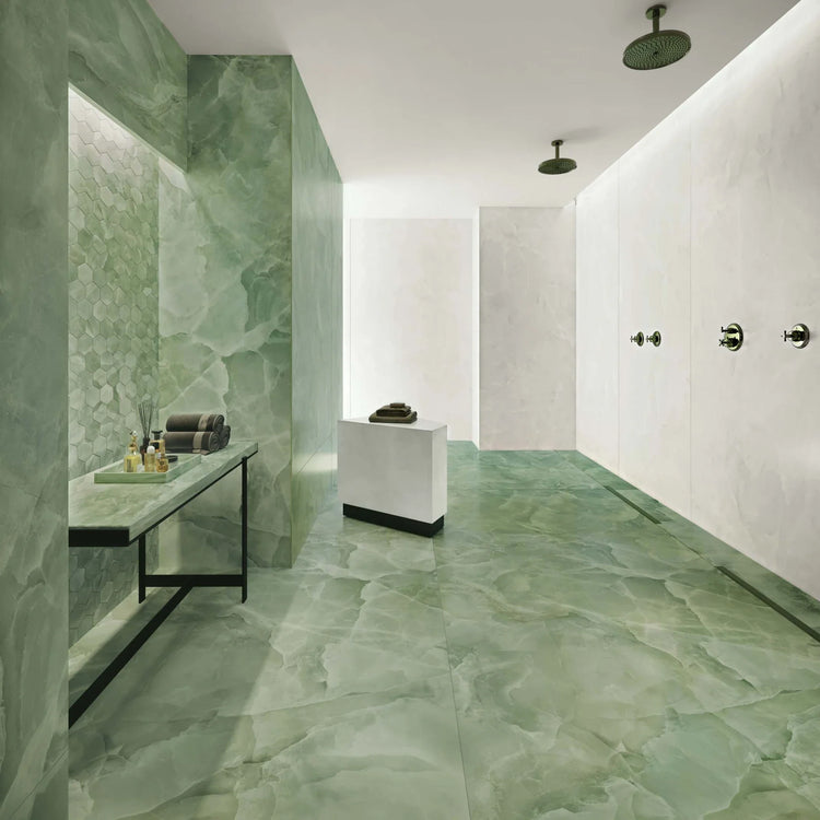 EnergieKer Onyx, groene en witte onyxlook tegels op vloer en wanden van een wellnessdouche met wastafelbank