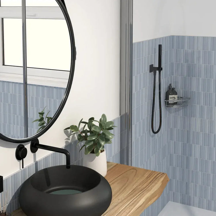 Estudio Cerámico Roku, lichtblauwe wandtegels in een douche en achter een zwarte waskom op een houten blad