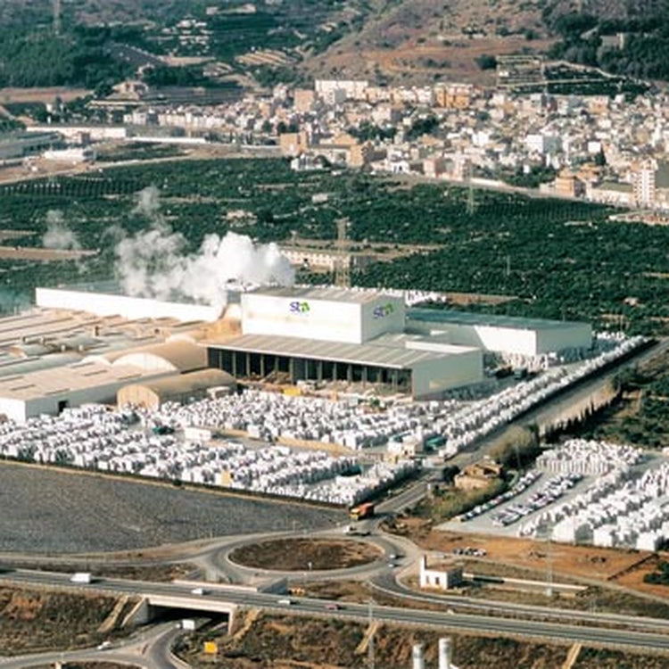 STN Cerámica fabrieksterrein vanuit de lucht, aan de kust