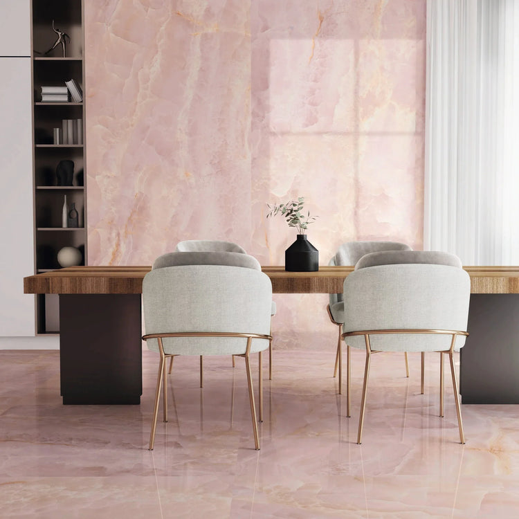 Azulejos Benadresa Saphire, roze marmerlook wandpaneel en vloer in een eetkamer met houten tafel en lichtgrijze stoelen