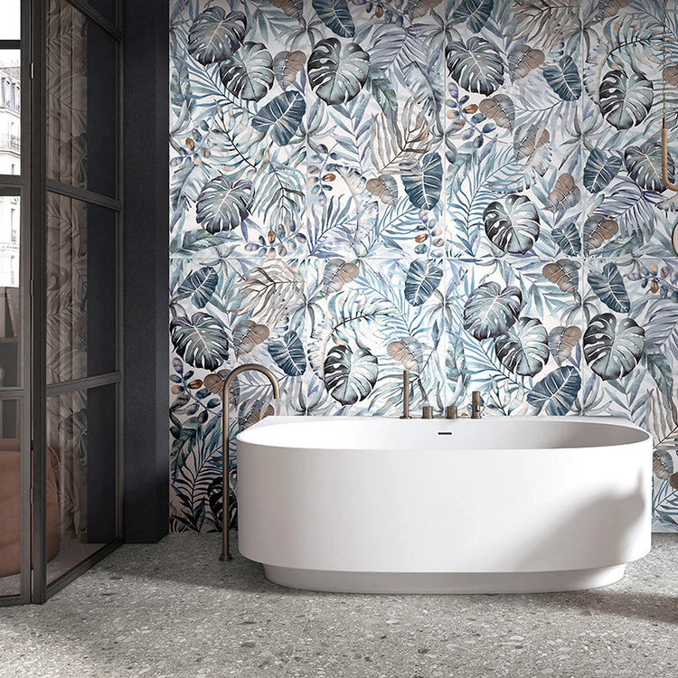 Blauwgrijze terrazzo wandtegels in een badkamer met vrijstaand bad en houten bijzettafel