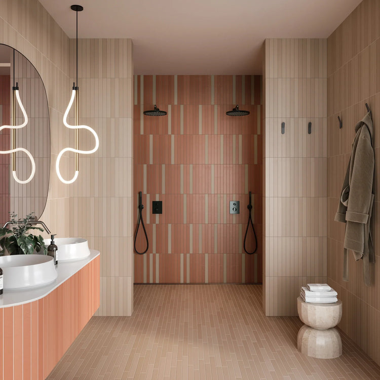 Keradom Twiggy, beige en terracotta wandtegels in een badkamer met inloopdouche, twee waskommen en golvende lamp