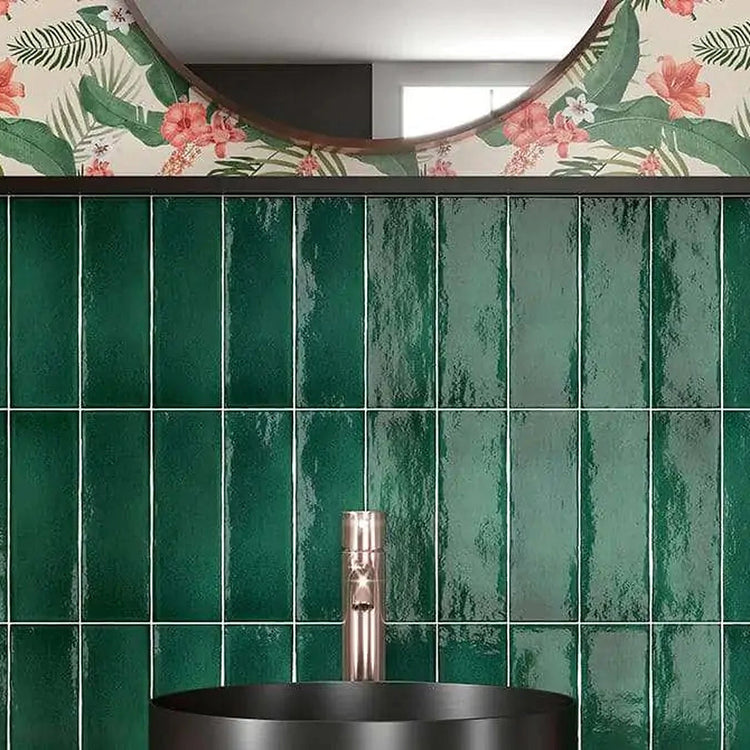 Vermont van Estudio Cerámico, groene glanzende wandtegels met hangplanten en een donkere bank