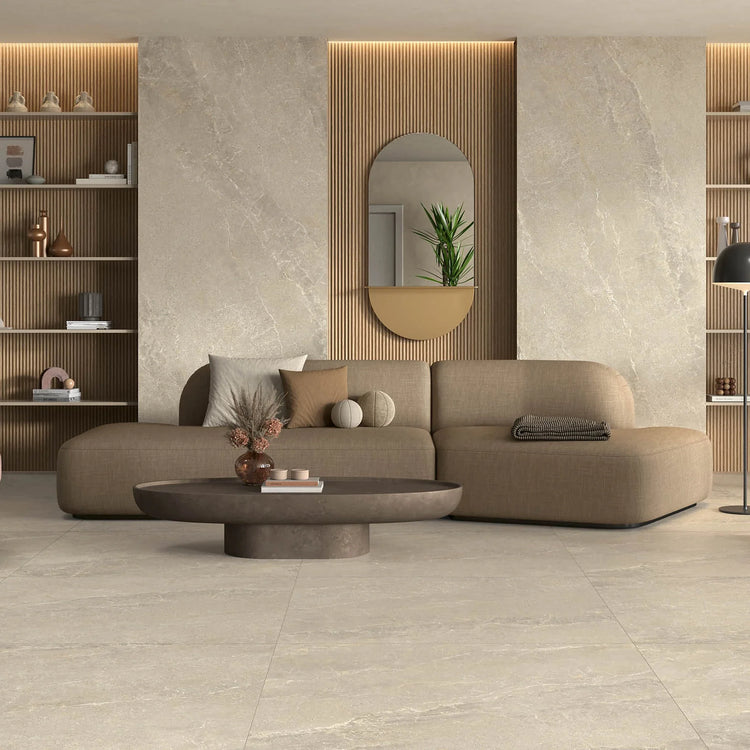 EnergieKer Wonder, beige wand- en vloertegels in natuursteenlook in een woonkamer met bank en open wandkasten