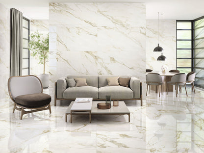 Baldocer Cerámica Adaggio 'Adaggio Gold', witte marmerlook wand en vloer met goudbeige adering in een woonkamer met bank