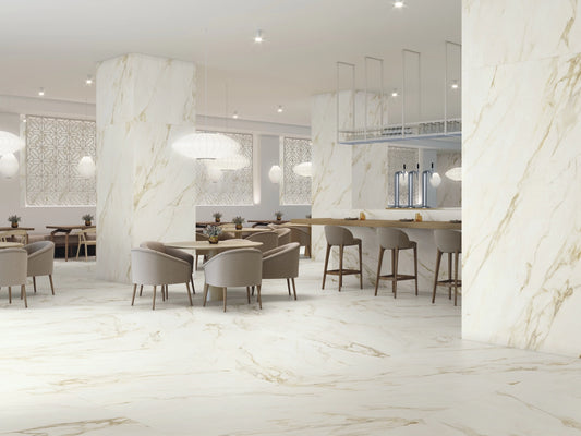 Baldocer Cerámica Adaggio 'Adaggio Gold', witte marmerlook vloer met goudbeige adering in een restaurantzaal met bar