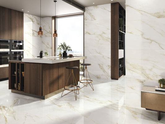 Baldocer Cerámica Adaggio 'Adaggio Gold', witte marmerlook wand en vloer met goudbeige adering in een keuken met kookeiland