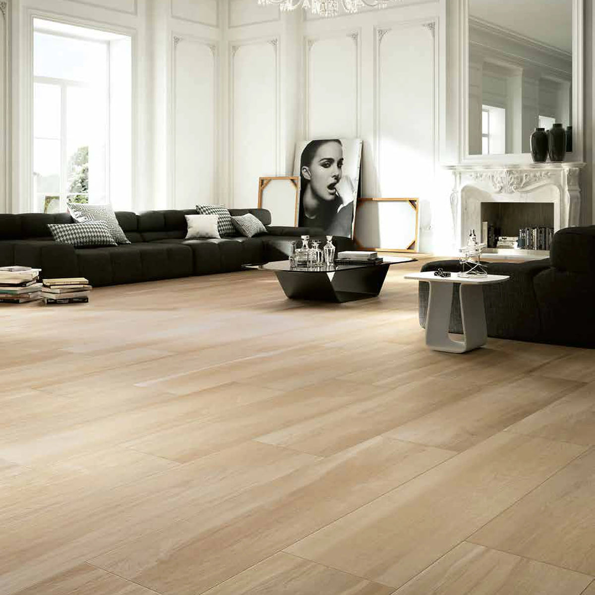 Castelvetro Aequa 'Silva', beige houtlook vloertegels, hier 30x120cm, in een hoge witte salon met poster en schouw