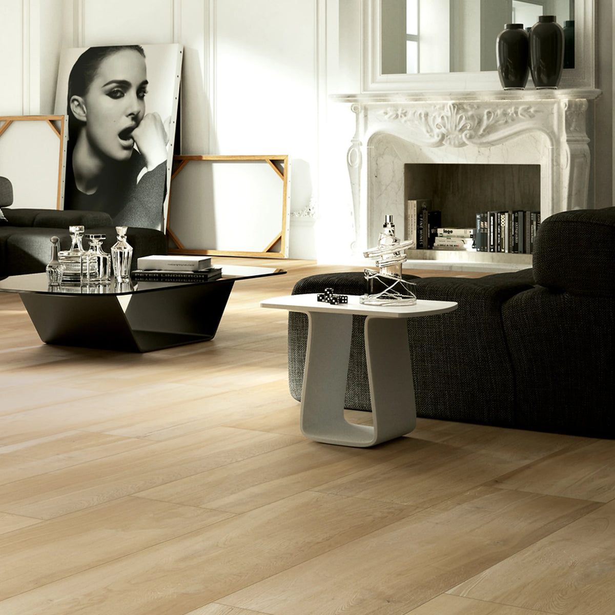 Castelvetro Aequa 'Silva Grip', beige houtlook vloertegels, hier 30x120cm, in een klassieke salon met zwarte bank en schouw