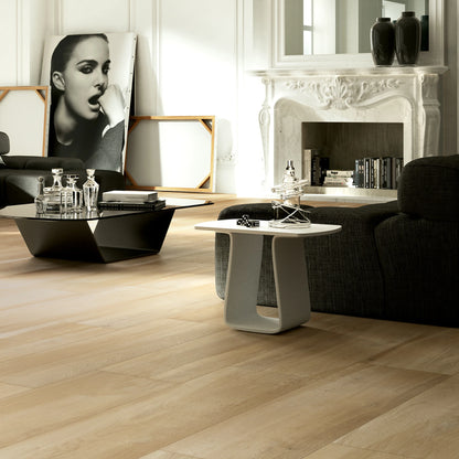 Castelvetro Aequa 'Silva Grip', beige houtlook vloertegels, hier 30x120cm, in een klassieke salon met zwarte bank en schouw
