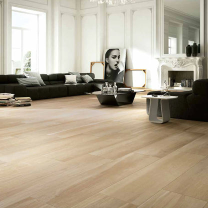 Castelvetro Aequa 'Silva', beige houtlook vloertegels, hier 30x120cm, in een hoge witte salon met poster en schouw
