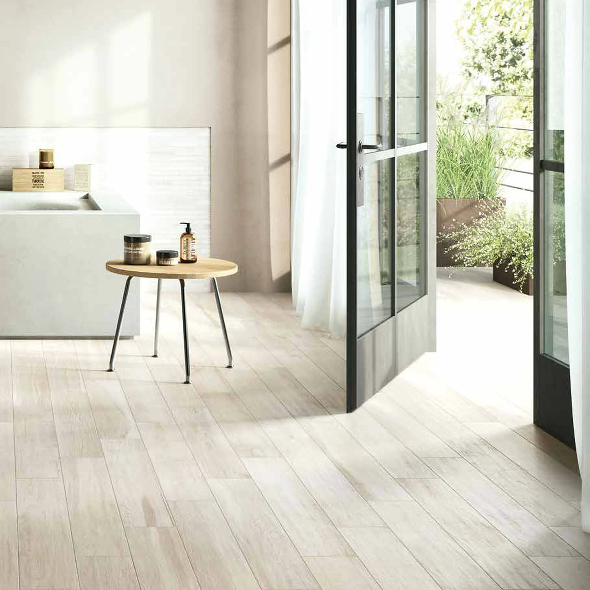 Castelvetro Aequa 'Nix Grip', houtlook vloer, hier 20x80cm, en mozaïek stick op de wand, badkamer met bad en tuindeur