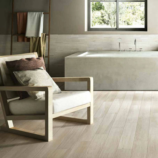 Castelvetro Aequa 'Nix', houtlook vloer 20x80cm en mozaïek stick op de wand, badkamer met vrijstaand bad en fauteuil
