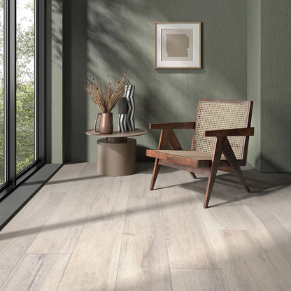 Castelvetro Aequa 'Nix', lichte houtlook vloertegels, hier 26x160cm, in een zithoek met groene wand en houten fauteuil