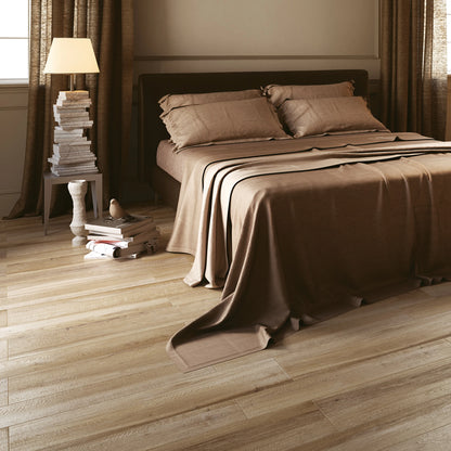 Castelvetro Aequa 'Tur', houtlook vloertegels 13x80cm en 20x80cm door elkaar in een slaapkamer met bed en leeslamp