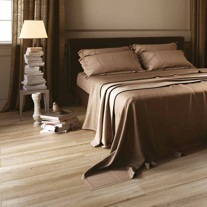Castelvetro Aequa 'Tur', houtlook vloertegels 13x80cm en 20x80cm in een slaapkamer met bruine sprei en stapel boeken