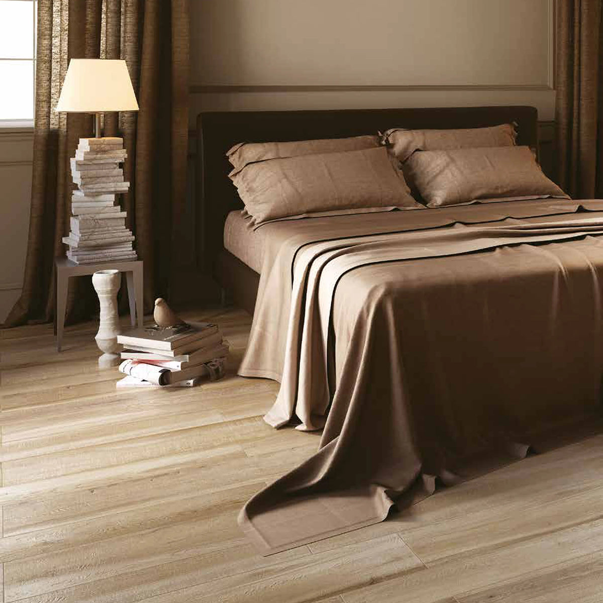 Castelvetro Aequa 'Tur', houtlook vloertegels, hier 13x80cm en 20x80cm, in een slaapkamer met bruine sprei en boeken