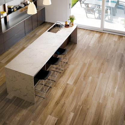 Castelvetro Aequa 'Tur', houtlook vloertegels, hier 30x120cm, in een keuken van bovenaf met marmeren kookeiland