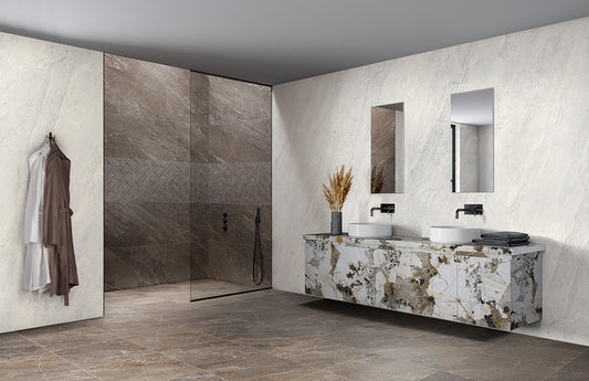 EnergieKer Agathòs 'Multicolor', taupe natuursteenlook vloertegels in een badkamer met inloopdouche en zwevend wastafelmeubel