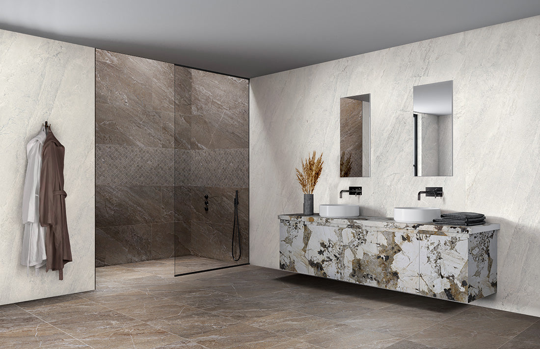 EnergieKer Agathòs 'Multicolor', taupe natuursteenlook vloertegels in een badkamer met inloopdouche en zwevend wastafelmeubel