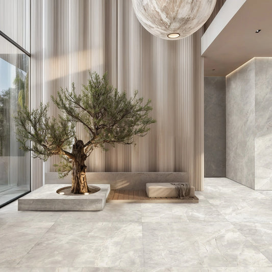 EnergieKer Amani 'Pearl', hal met crème marmerlook vloer 120x120 en wandplaten 120x280 rond een olijfboom