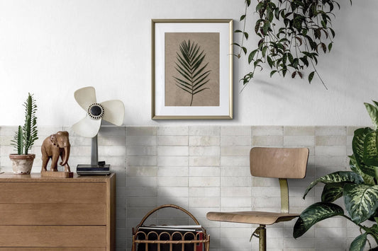 Estudio Cerámico Amazonia 'Chalk', lichtgrijze wandtegels als lambrisering met houten dressoir en botanische print