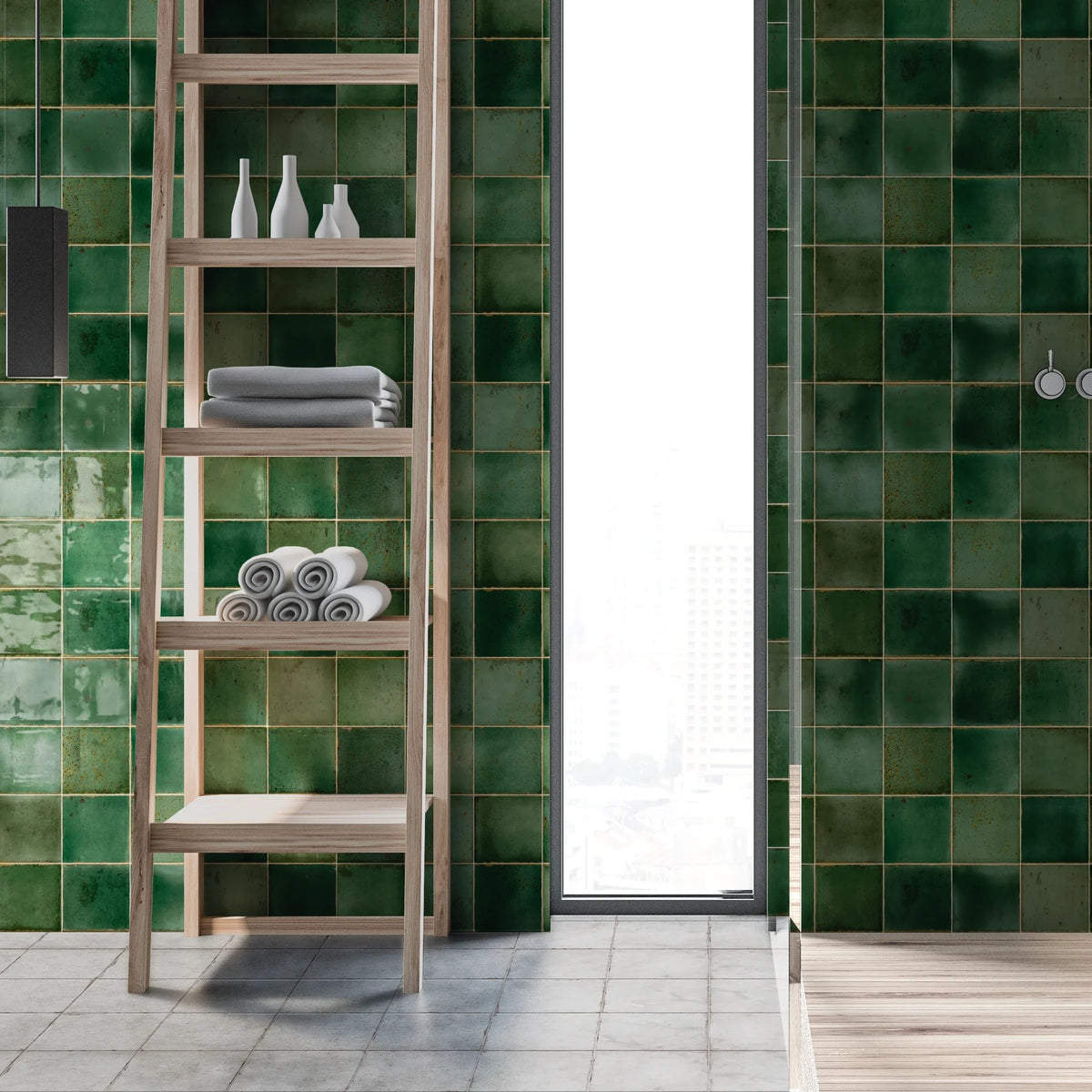 Estudio Cerámico Amazonia 'Jade', groene wandtegels 12,5x12,5cm in een badkamer met houten rekladder en inloopdouche