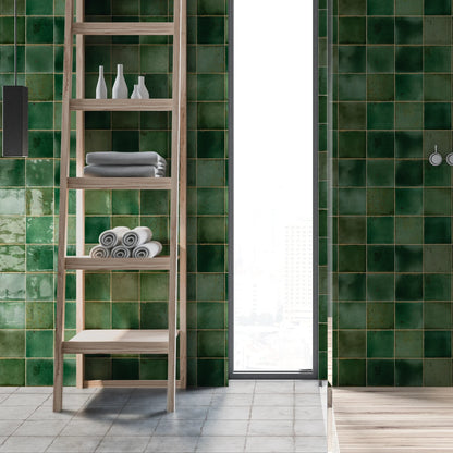 Estudio Cerámico Amazonia 'Jade', groene wandtegels 12,5x12,5cm in een badkamer met houten rekladder en inloopdouche