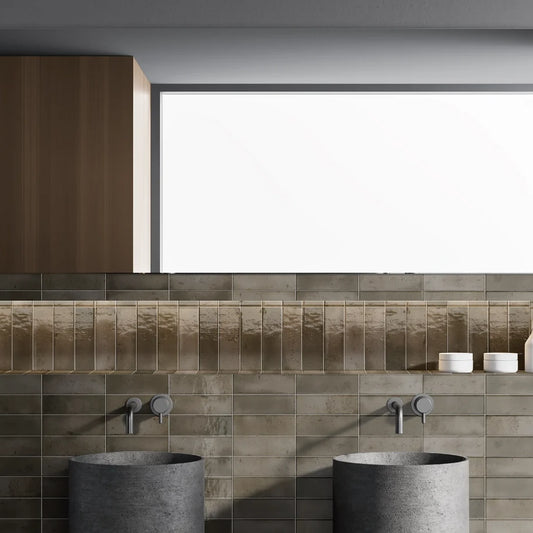 Estudio Cerámico Amazonia 'Stone', beige-grijze wandtegels 6,5x20cm achter twee stenen waskommen met een verlichte nis