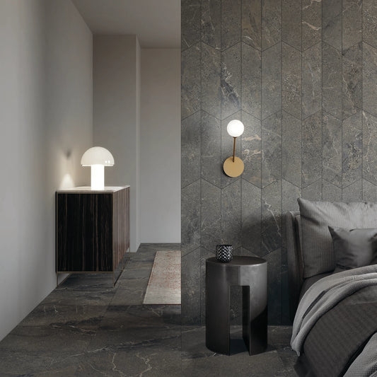 Lea Ceramiche Anthology 'Dark Gramma 72', Gramma 72 in chevron op de wand van een slaapkamer, vloer in 60x60