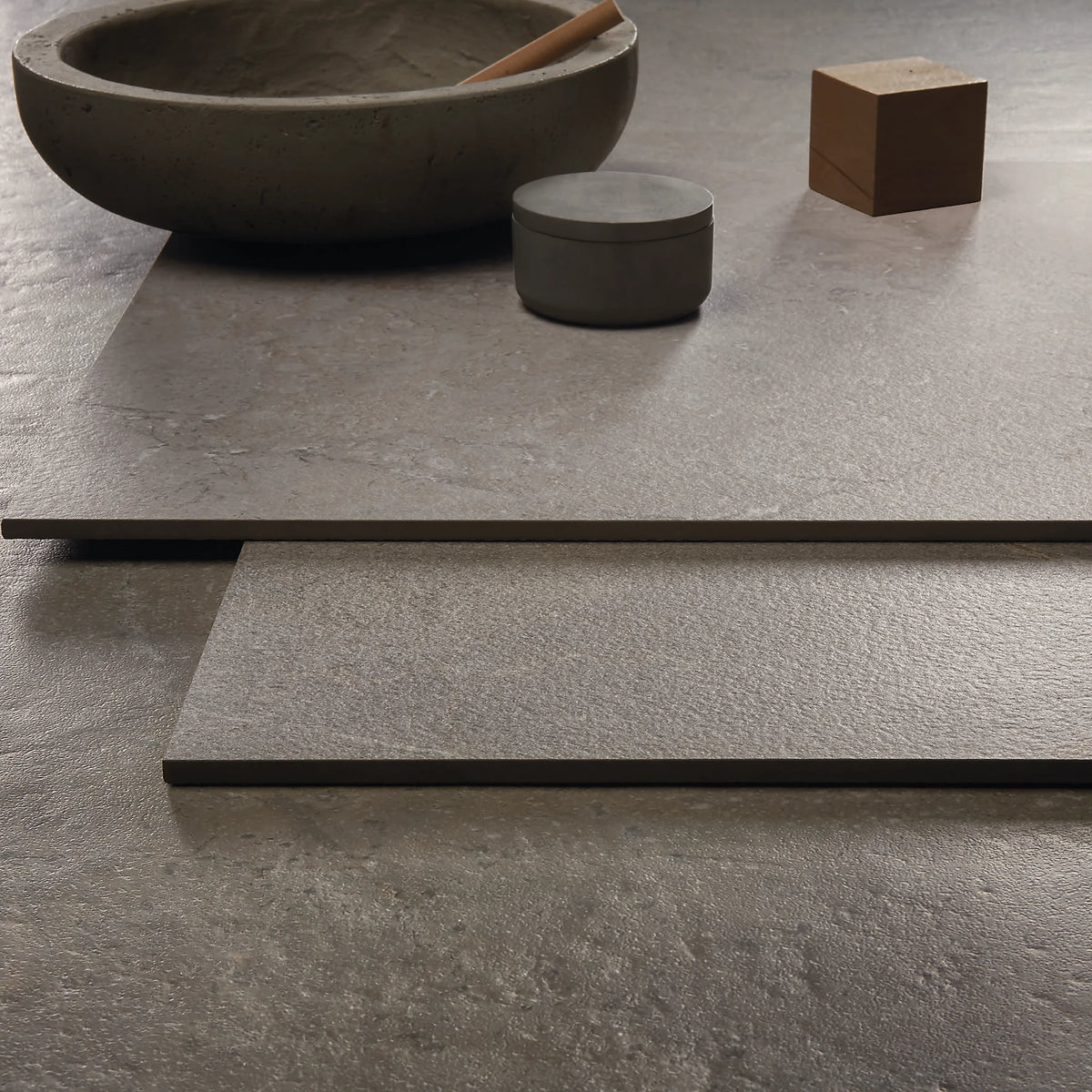 Lea Ceramiche Anthology 'Earth Worn Mosaico Break', close-up van de Worn-, Natural- en Rough-afwerking met schaal