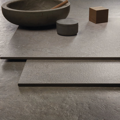 Lea Ceramiche Anthology 'Earth Worn Mosaico Break', close-up van de Worn-, Natural- en Rough-afwerking met schaal