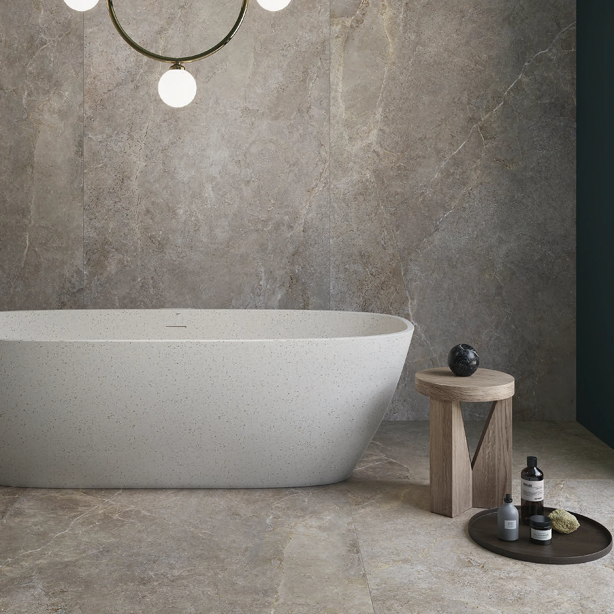 Lea Ceramiche Anthology 'Earth Worn', badkamer met wand in 120x278 en vloer in 120x120, vrijstaand bad