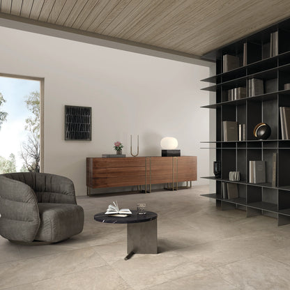 Lea Ceramiche Anthology 'Desert Worn', Worn 60x120 en 60x60 in een woonkamer met zwarte boekenkast