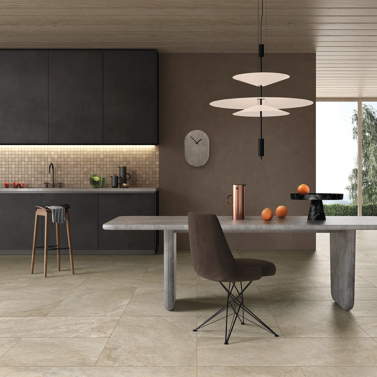Lea Ceramiche Anthology 'Desert Worn', Worn 60x120 en 60x60 in een eetkeuken, achterwand in Mosaico 36