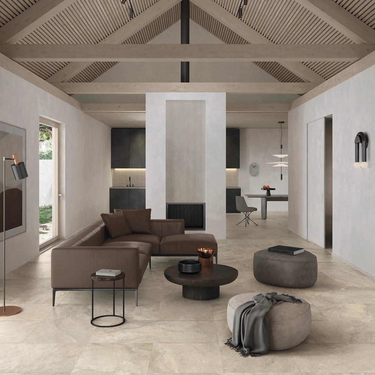 Lea Ceramiche Anthology 'Desert Worn', Worn 60x120 en 60x60 op de vloer van een woonkamer met hoog plafond